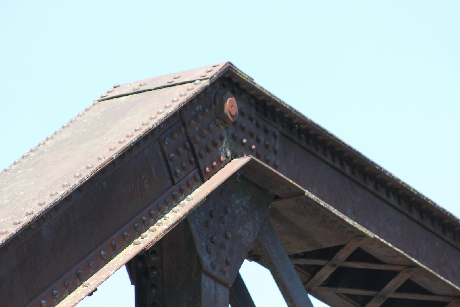 Upper angle connection